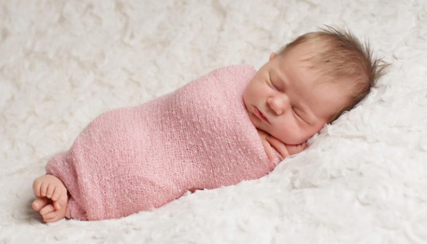 Mengetahui Manfaat Bedong Bayi dan Cara Memilihnya