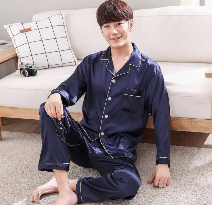 Kesan Simpel dengan 9 Rekomendasi Baju Tidur Pria Terbaik