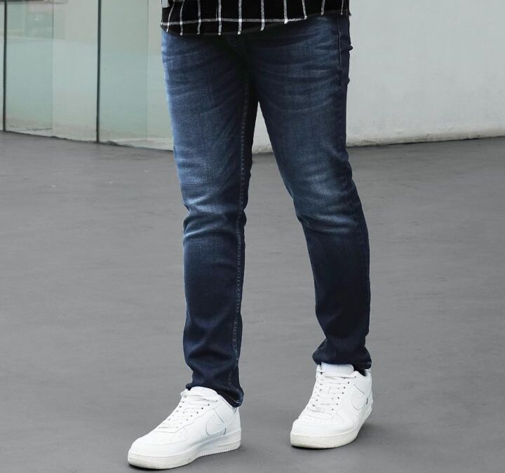 Tampil Kasual dengan 9 Rekomendasi Washed Jeans Pria