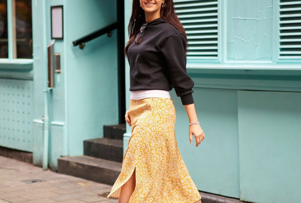 Tampil Keren dengan 9 Ide Padupadan Outfit Slit Skirt