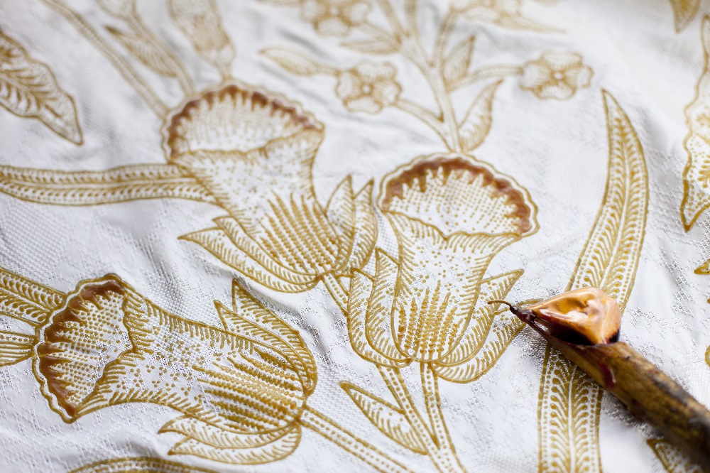 Tampil Cantik dengan Busana dari Batik Mori