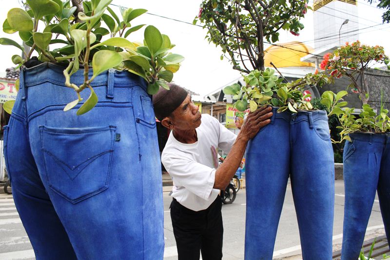 Memanfaatkan Pakaian Bekas untuk Media Tanam