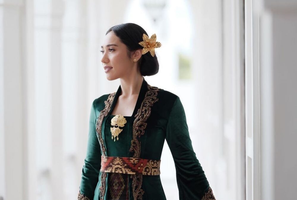 Tampil Cantik Saat Pesta dengan 9 Model Kebaya Beludru